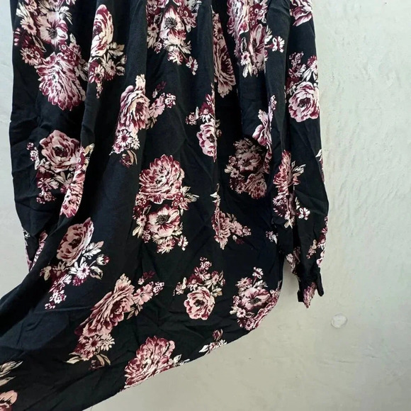 C&C California || Women's Botanica Soft V Neck Blouse Top Black Pink 2X - Picture 9 of 9